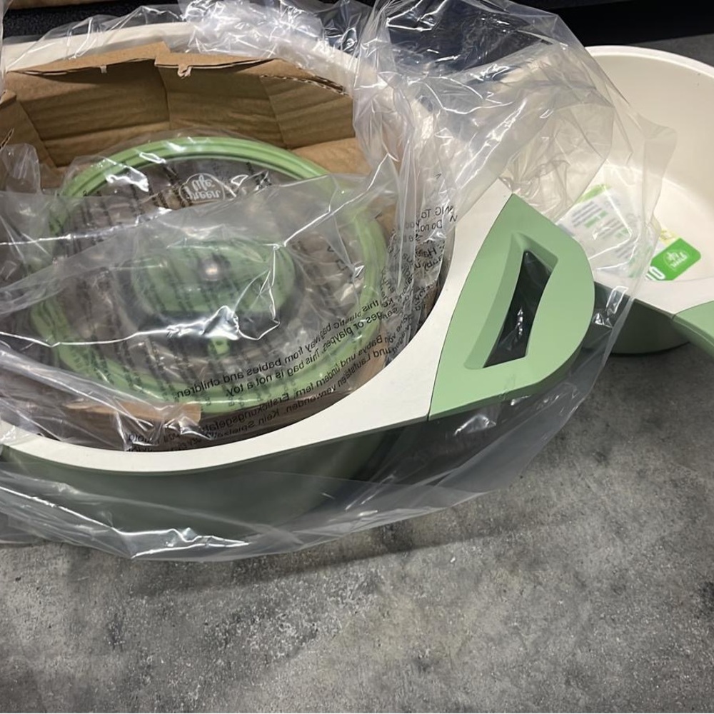 Green and Cream Cookware Set